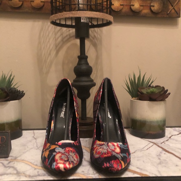 Black multi colored pumps; worn twice; perfect condition; very nice - Picture 7 of 8